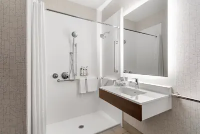 Photo 4 - Holiday Inn Express Vancouver North - Salmon Creek by IHG