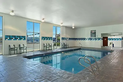 Photo 2 - Oxford Suites Yakima