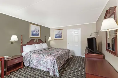 Photo 4 - Days Inn by Wyndham Lenoir City