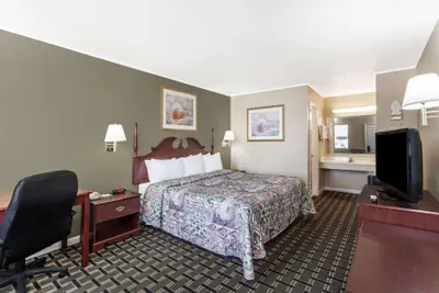 Photo 3 - Days Inn by Wyndham Lenoir City