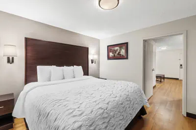 Photo 5 - Red Roof Inn PLUS+ & Suites Atlanta Airport South