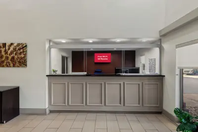 Photo 4 - Red Roof Inn PLUS+ & Suites Atlanta Airport South