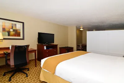 Photo 3 - Holiday Inn Express Hotel & Suites Fort Atkinson by IHG