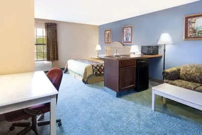 Photo 3 - Super 8 by Wyndham Freeport