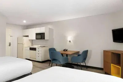 Photo 5 - Days Inn & Suites by Wyndham Green Bay WI.