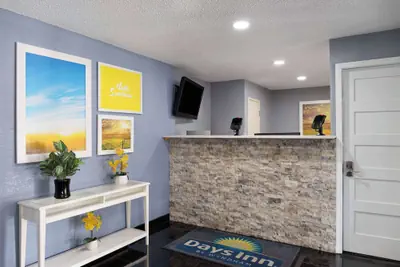 Photo 3 - Days Inn & Suites by Wyndham Green Bay WI.