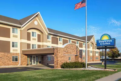 Photo 2 - Days Inn & Suites by Wyndham Green Bay WI.