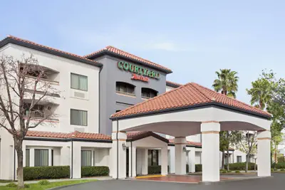 Photo 2 - Courtyard by Marriott Palmdale