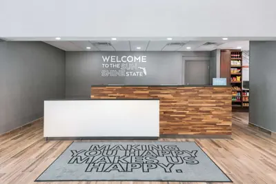 Photo 4 - Hampton Inn & Suites Fort Myers Beach/Sanibel Gateway