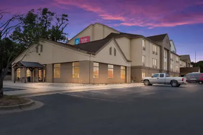 Photo 2 - SureStay Plus Hotel by Best Western Coralville Iowa City