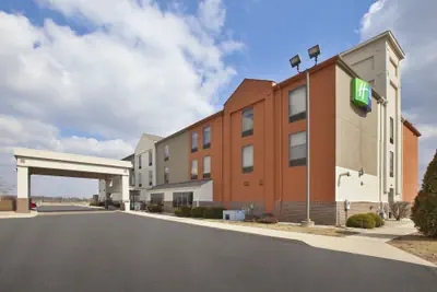 Photo 2 - Holiday Inn Express Tiffin by IHG