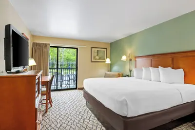 Photo 2 - Beachfront Hotel