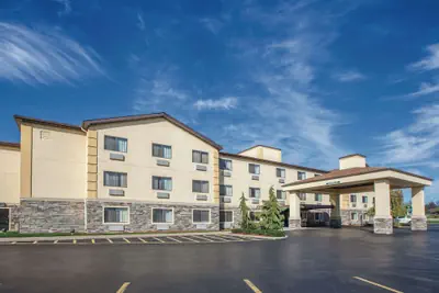 Photo 2 - La Quinta Inn & Suites by Wyndham Erie