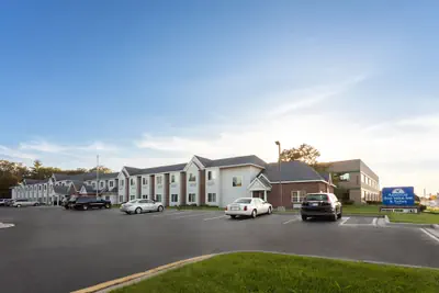 Photo 2 - Americas Best Value Inn & Suites Racine
