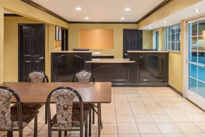Photo 3 - Ramada by Wyndham Ontario