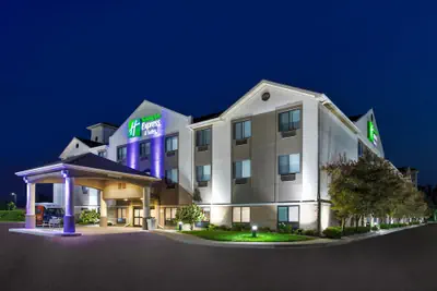 Photo 2 - Holiday Inn Express Hotel & Suites Belleville by IHG