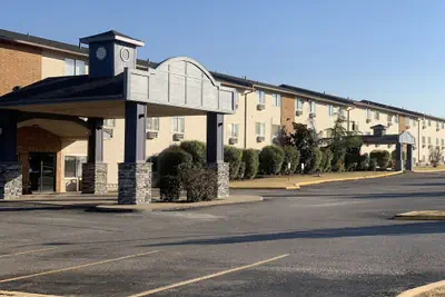 Photo 2 - Brentwood Inn Clinton