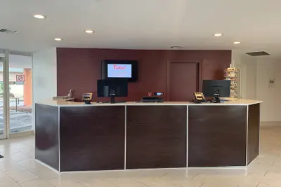 Photo 3 - Red Roof Inn Tucson Downtown – University