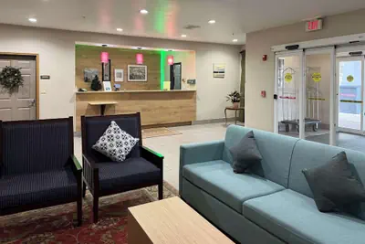 Photo 3 - Country Inn & Suites by Radisson, Elgin, IL
