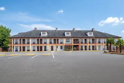 Photo 2 - Baymont by Wyndham Commerce GA Near Tanger Outlets Mall