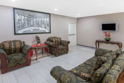 Photo 2 - Super 8 by Wyndham Southaven