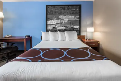 Photo 5 - Super 8 by Wyndham Dubuque