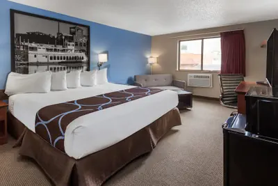Photo 2 - Super 8 by Wyndham Dubuque