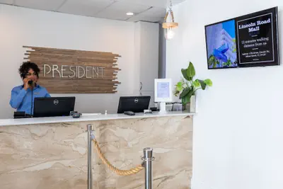 Photo 3 - President Hotel