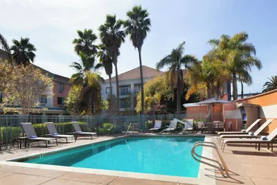 Photo 2 - Courtyard by Marriott Oakland Airport