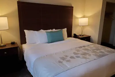 Photo 4 - Cobblestone Suites Oshkosh