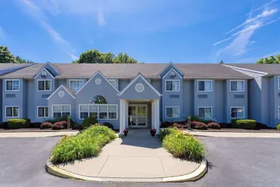 Photo 2 - Microtel Inn & Suites by Wyndham Bethel/Danbury