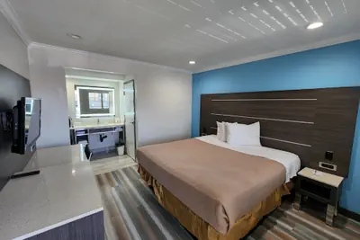 Photo 4 - Travelodge by Wyndham Fullerton Near Anaheim