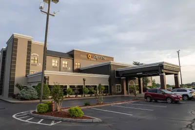 Photo 2 - La Quinta Inn & Suites by Wyndham Knoxville East