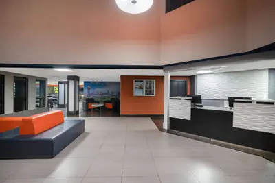 Photo 3 - La Quinta Inn & Suites by Wyndham Knoxville East