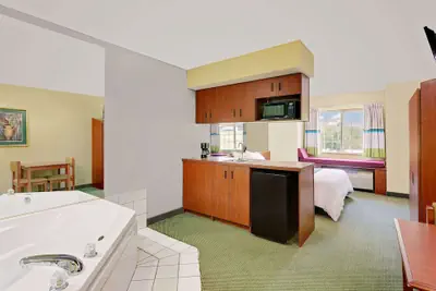 Photo 2 - Microtel Inn & Suites by Wyndham Thomasville/High Point/Lexi
