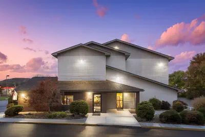 Photo 2 - Super 8 by Wyndham New Stanton