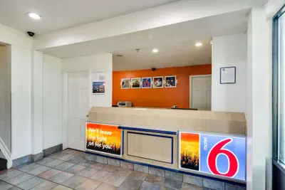 Photo 5 - Motel 6 Waukegan, IL
