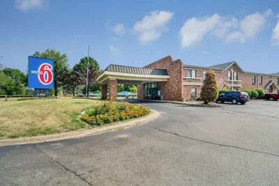 Photo 2 - Motel 6 Waukegan, IL