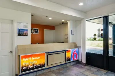 Photo 3 - Motel 6 Waukegan, IL