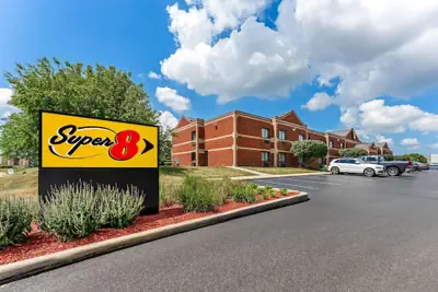 Photo 2 - Super 8 by Wyndham Elgin