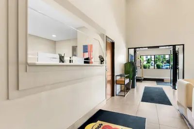 Photo 5 - Super 8 by Wyndham Elgin