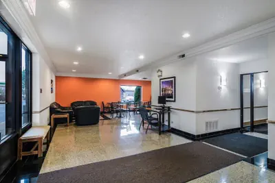 Photo 2 - Motel 6 Libertyville, IL