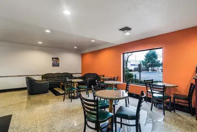 Photo 3 - Motel 6 Libertyville, IL