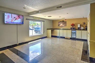 Photo 2 - Motel 6 Libertyville, IL