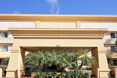 Photo 2 - La Quinta Inn & Suites by Wyndham Tampa Fairgrounds - Casino
