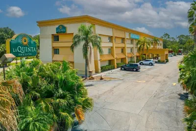 Photo 2 - La Quinta Inn & Suites by Wyndham Tampa Brandon West