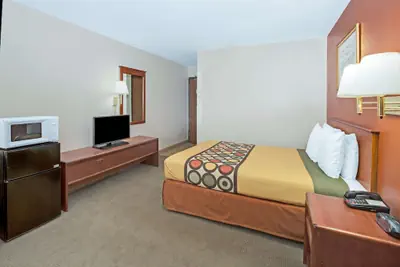 Photo 5 - Super 8 by Wyndham Crystal Lake