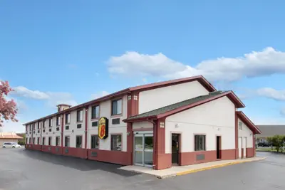 Photo 2 - Super 8 by Wyndham Crystal Lake