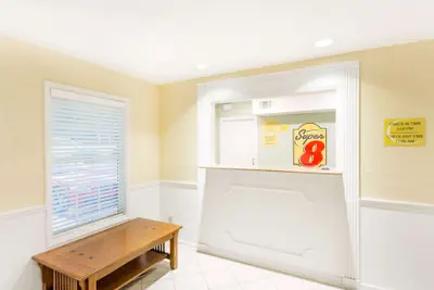 Photo 2 - Super 8 by Wyndham Statesboro