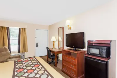 Photo 3 - Super 8 by Wyndham Statesboro